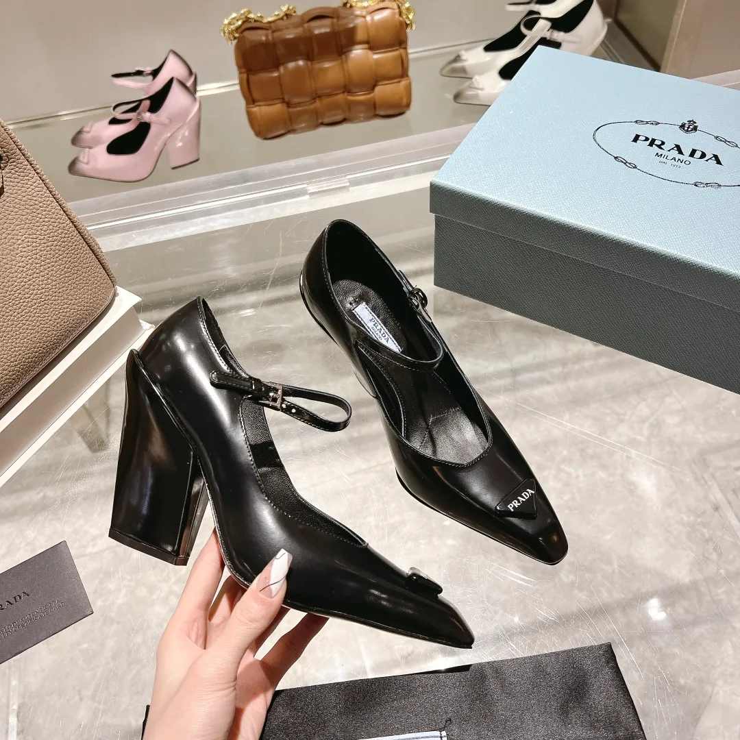 👟👟Ex-factory price 600👟👟 🏧🏧 PRADA ²⁰²²𝐬𝐬Prada’s new product, prada22/23ss “T-stage show style”, the most popular large block heels and wedge-heeled shoes in the ordering conference, (original top-grade open-edge beaded cowhide leather, 3D electronic spray painting color effect. 2 styles are grandly launched.) ——————————————————❣️ The 2022S/23S PRADA autumn and winter new styles are so good-looking. Internet celebrities from all over the world have planted popular models, awakening the imagination of skirt trains, corset ribs and corset curves, streamlined to the extreme ~ super hot series of hot products, iconic logo small leather bag with buckle.  Prada spring 2022's latest electronic inkjet technology, coupled with a small square toe, allows the autumn and winter models to evolve the same look, showing two different styles through different makeup, hair and body shapes with 8.5cm thick heels. Autumn singles and boots are equally charming, and the styles presented are also wonderful!  This season's Prada styles are simpler in design than before. They don't deliberately pursue a trendy or sporty feel. The overall look is natural, and the colors are not too bright. They are so beautiful when paired with a large pointed wedge heel. 😋The original shoes are developed and purchased from Italian counters, and are reproduced 1:1 according to the original taste. The sloped block heel and concave and convex shape are the same as the original. 💛❤️ ⚛ Mixed sheepskin lining is breathable and comfortable, genuine leather outsole ⚛Ready for sale Size: 35-39 (40 customized) ⚛Multiple colors, all official colors can be produced.